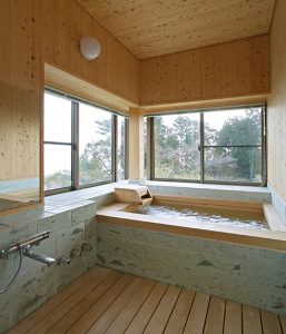 檜風呂の魅力と知っておきたいメンテナンスや費用について